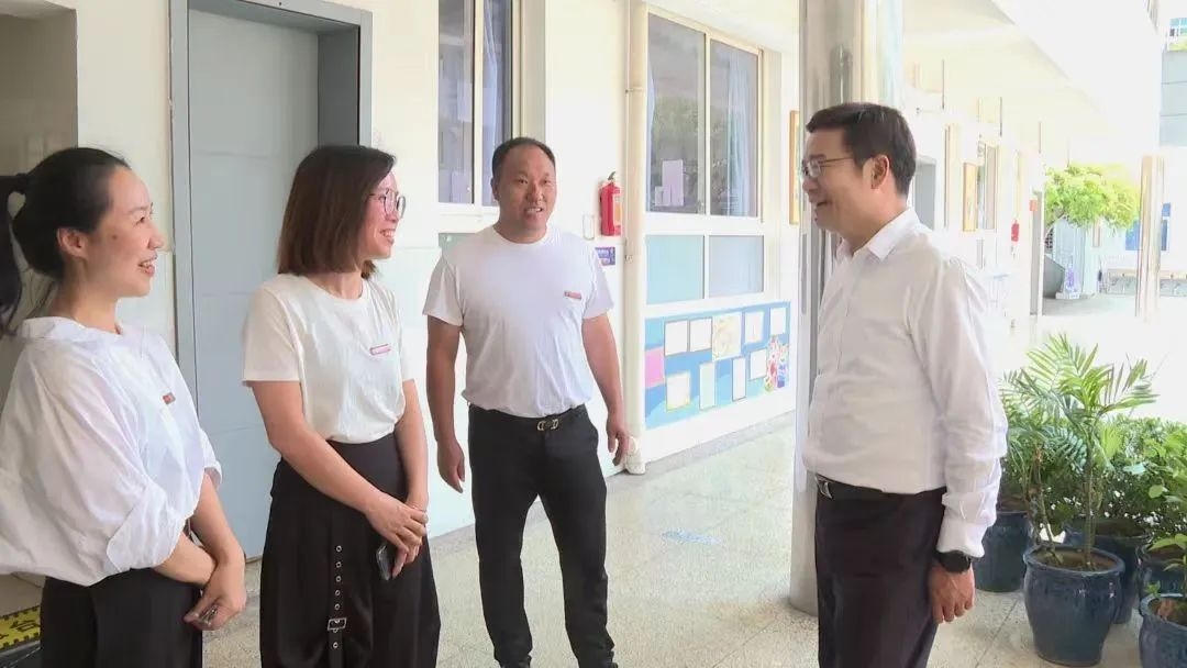 周一富率隊開展教師節慰問活動